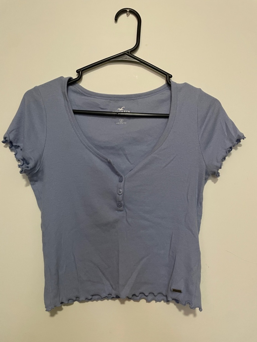 Hollister Lettuce-Edge Ribbed Henley Crop Top in Light Blue